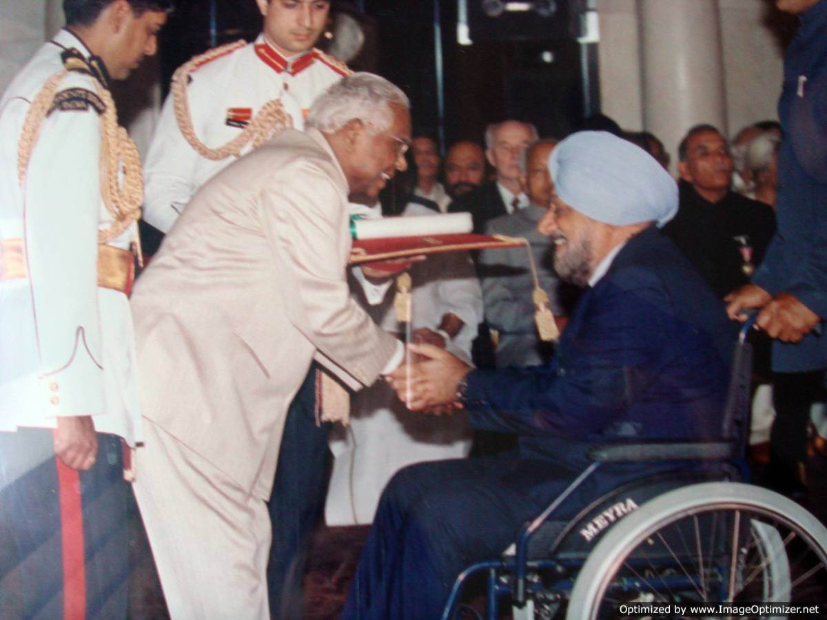 Major Ahluwalia receiving Padma Bhushan Award by K. R. Narayanan, Former President of INDIA